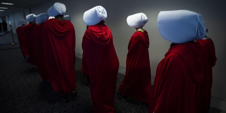 Con mantelli rossi e cuffie bianche davanti alla corte suprema