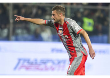 Furto all'attaccante inglese della Cremonese sul lago di Garda