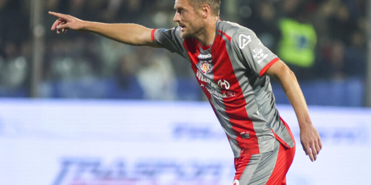 Furto all'attaccante inglese della Cremonese sul lago di Garda