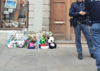 Tante testimonianze al portone dove è accaduta la tragedia