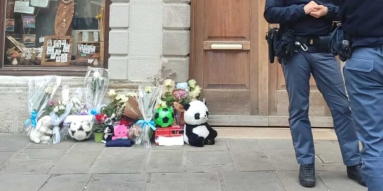 Tante testimonianze al portone dove è accaduta la tragedia