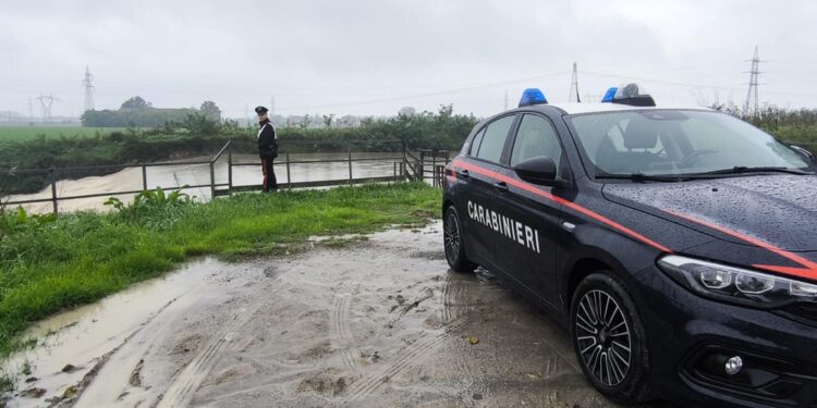 In auto con acqua fino al tetto anche anziani e donna incinta