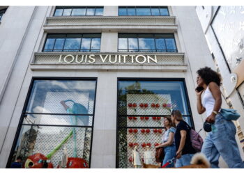 Tre ladri hanno spaccato vetrata