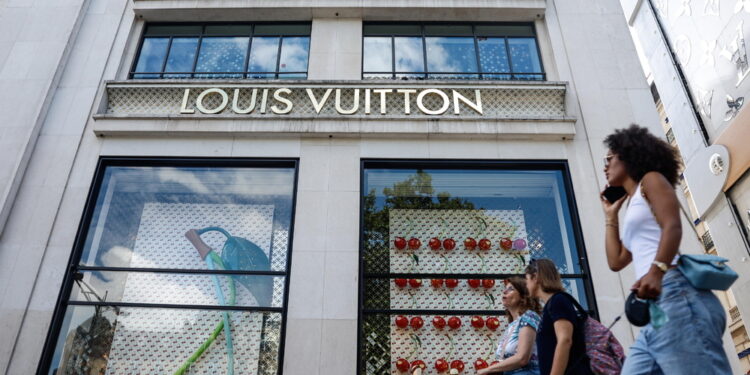 Tre ladri hanno spaccato vetrata