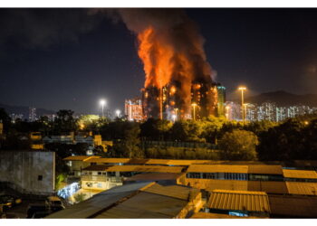 Feriti anche alcuni vigili del fuoco