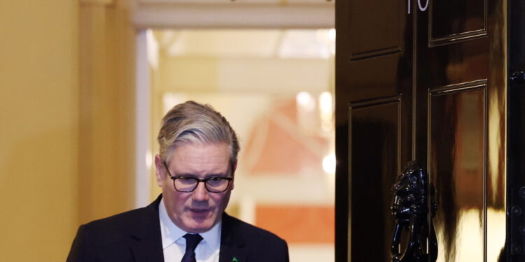 Elicotteri e ambulanze in azione. Starmer