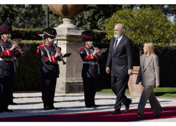 Il saluto con un abbraccio