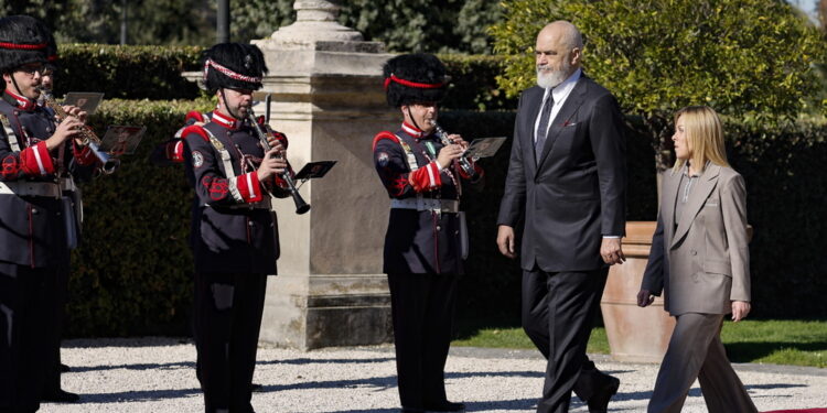 Il saluto con un abbraccio