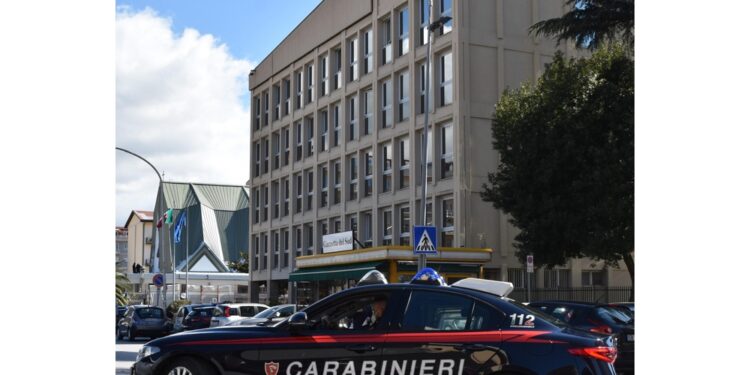 Bottiglia con liquido infiammabile e proiettili davanti casa