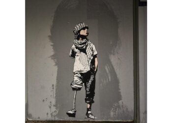 A Roma davanti una scuola immagine di bimbo palestinese amputato