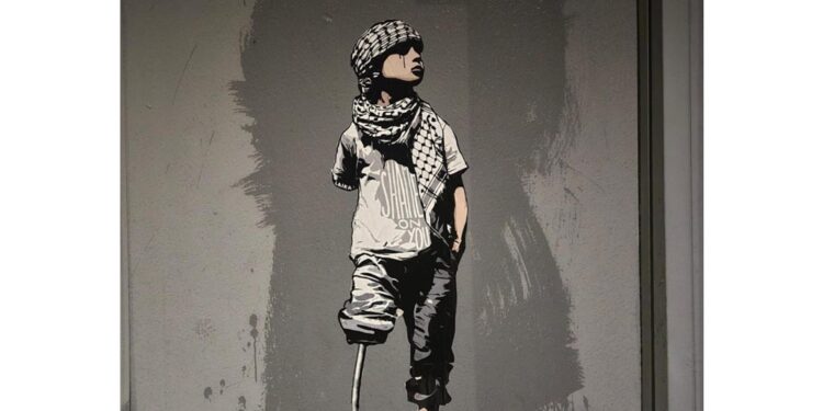 A Roma davanti una scuola immagine di bimbo palestinese amputato