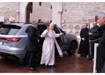 Momento di raccoglimento del Pontefice nella cripta