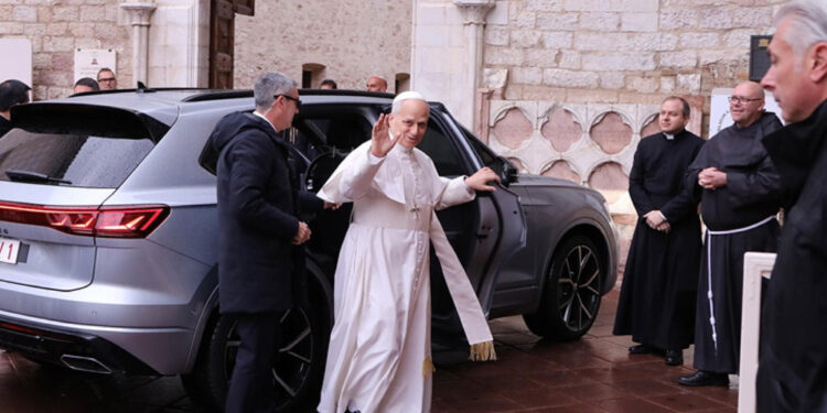 Momento di raccoglimento del Pontefice nella cripta