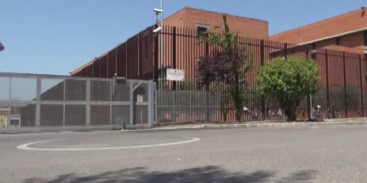 Al centro accertamenti approvvigionamento di droga e cellulari