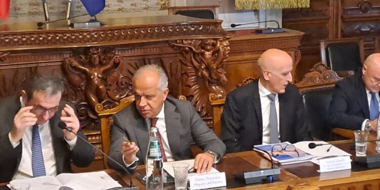 Ministro dell'Interno partecipa al comitato per ordine pubblico