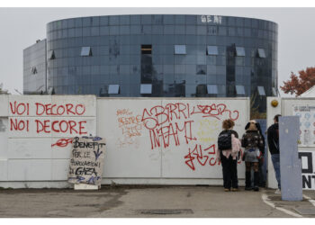 Da ieri migliaia di persone in una fabbrica abbandonata