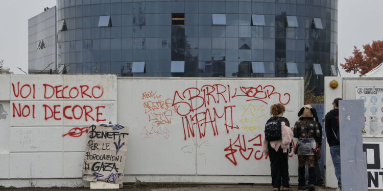 Da ieri migliaia di persone in una fabbrica abbandonata