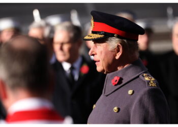 Assieme alla famiglia reale. Presente anche il premier Starmer