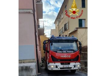 Carabinieri la trascinano fuori ma non c'è stato nulla da fare