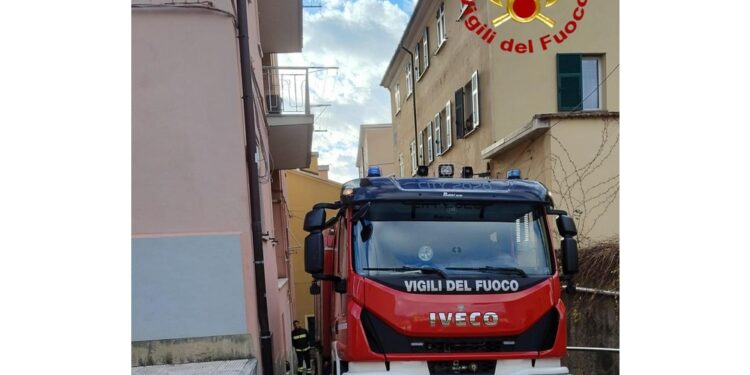 Carabinieri la trascinano fuori ma non c'è stato nulla da fare