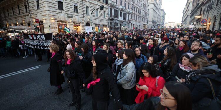 Corteo omaggia Ornella Vanoni.Ancora polemiche dopo frasi Nordio