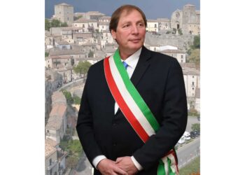 'Basato su situazioni non reali e non corrispondenti al vero'