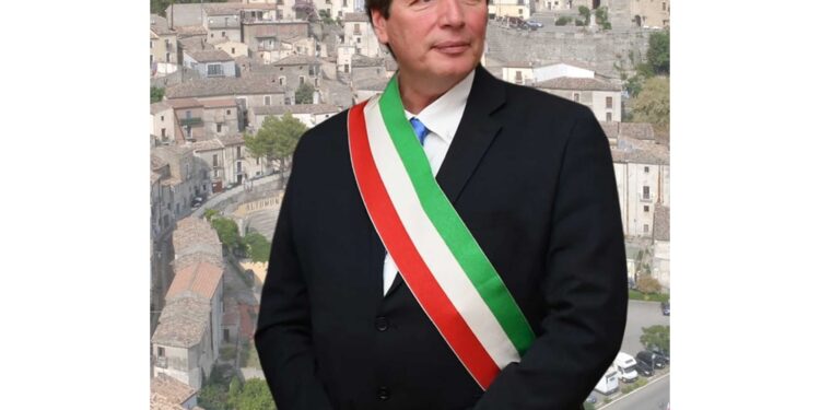 'Basato su situazioni non reali e non corrispondenti al vero'