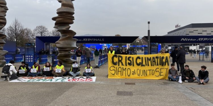 Esposti due striscioni all'ingresso dell'Inalpi Arena