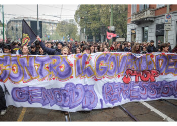 Cartelli con volto Schlein e Meloni con impronte rosso sangue