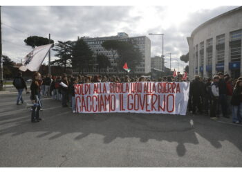 A breve partirà corteo verso ministero