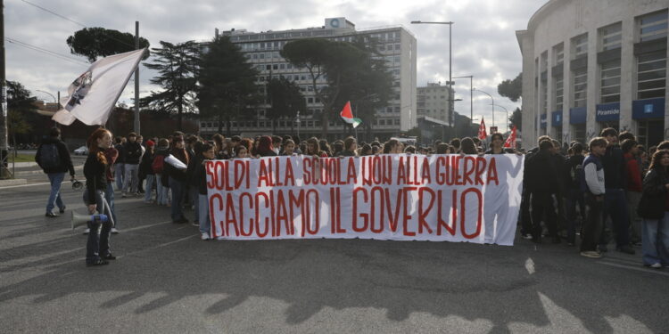 A breve partirà corteo verso ministero