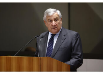 Vicepremier dal palco della manifestazione in corso a Napoli