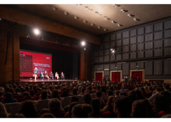 Su ogni posto un Qr code che rimanda a biografia di ciascuno