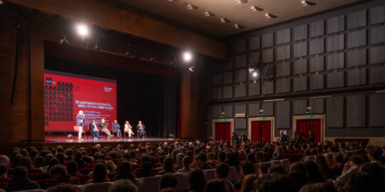 Su ogni posto un Qr code che rimanda a biografia di ciascuno