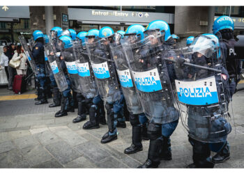 Uova e oggetti contro la facciata della Città metropolitana