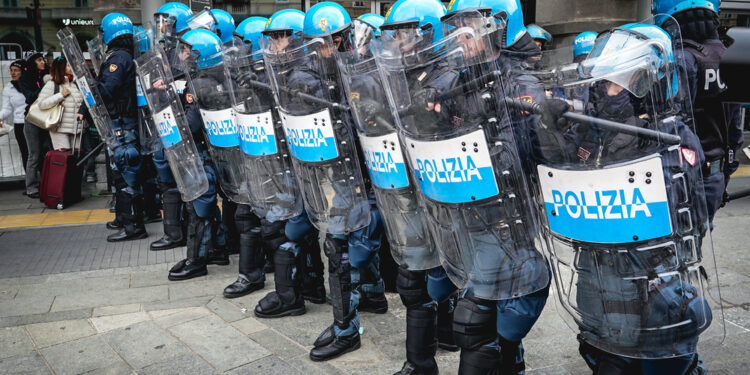 Uova e oggetti contro la facciata della Città metropolitana