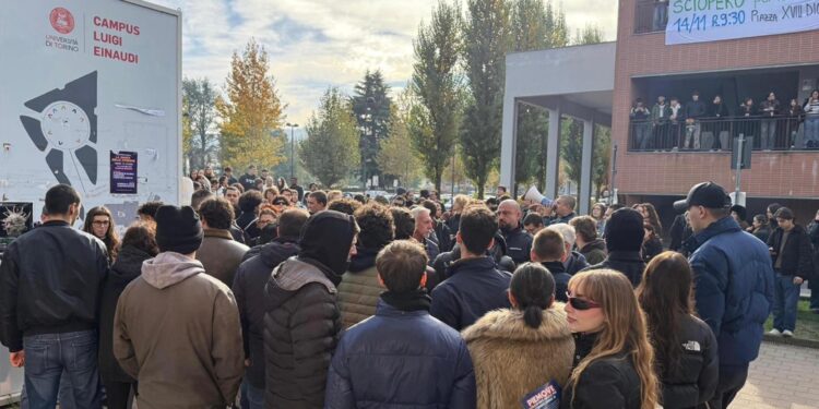 Spintoni durante un volantinaggio dei ragazzi di destra