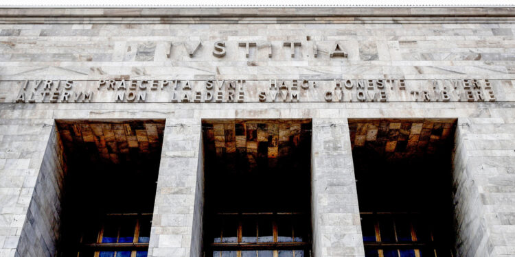 Caso opifici cinesi.Procura chiede divieto pubblicità per 6 mesi