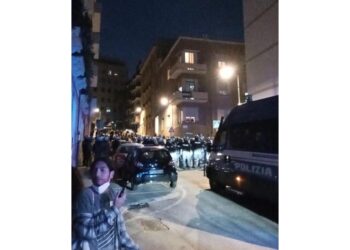 Cariche durante un tentativo di forzare il blocco. Tre fermi