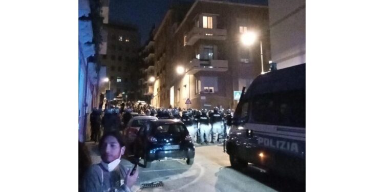 Cariche durante un tentativo di forzare il blocco. Tre fermi