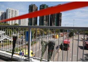 Folla nei pressi edificio depone fiori e messaggi