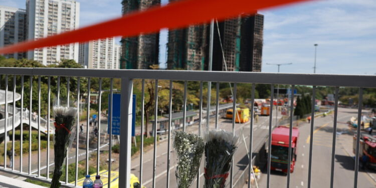 Folla nei pressi edificio depone fiori e messaggi