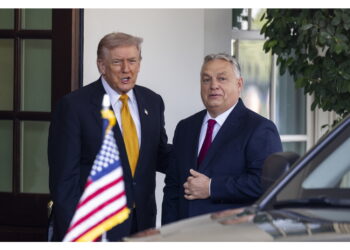 Risponde ai giornalisti all'arrivo di Orban alla Casa Bianca