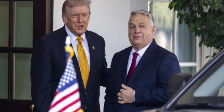 Risponde ai giornalisti all'arrivo di Orban alla Casa Bianca