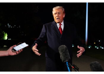 L'offesa a una reporter di Bloomberg che gli chiedeva di Epstein