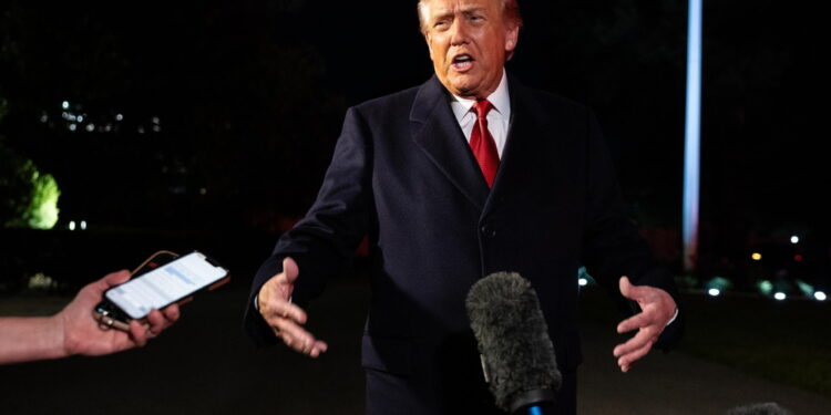 L'offesa a una reporter di Bloomberg che gli chiedeva di Epstein