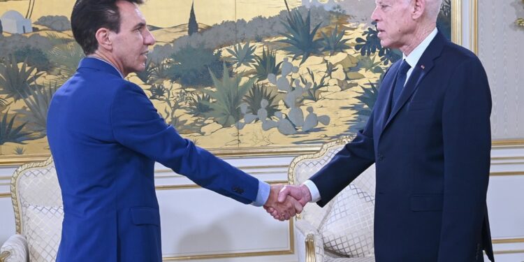 Sullo sfondo le tensioni con società civile e sindacato