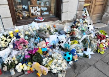 Non c'è ancora data. Ancora pellegrinaggio davanti a casa