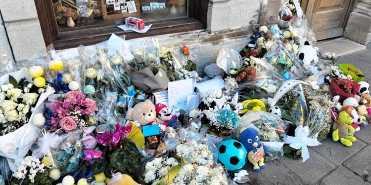 Non c'è ancora data. Ancora pellegrinaggio davanti a casa