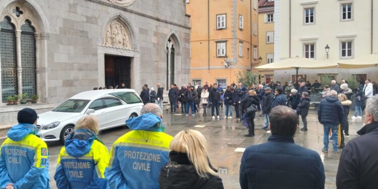 In centinaia al funerale del piccolo Giovanni oggi a Muggia